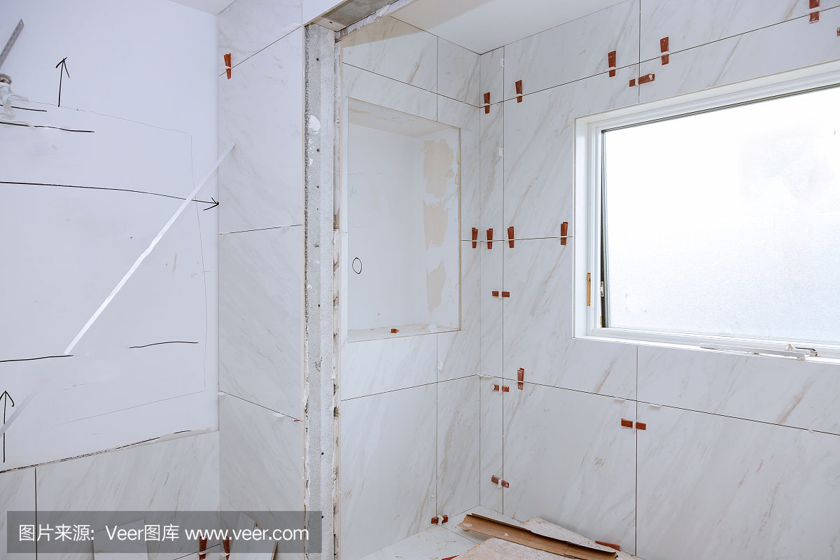 浴室瓷磚鋪磚前先鋪濕砂漿。